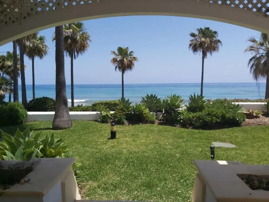 Daire Gorgeous Beachfront Property With Stunning Sea Views & Garden Estepona İspanya